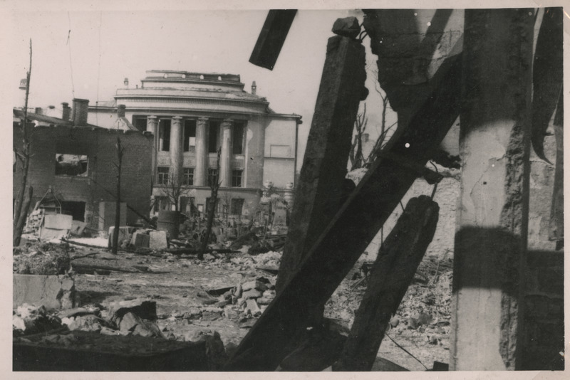 Vaade purustatud Estonia teatrile peale märtsipommitamist. EAA.5355.1.158.284